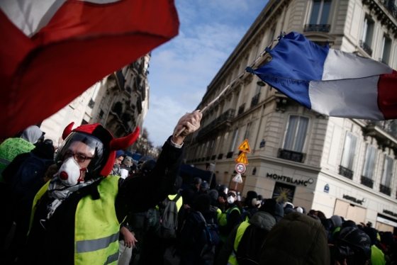 지난 8일(현지시간) 프랑스 파리 샹젤리제 거리에서 노란 조끼 시위대가 행진하고 있다. /AFPBBNews=뉴스1