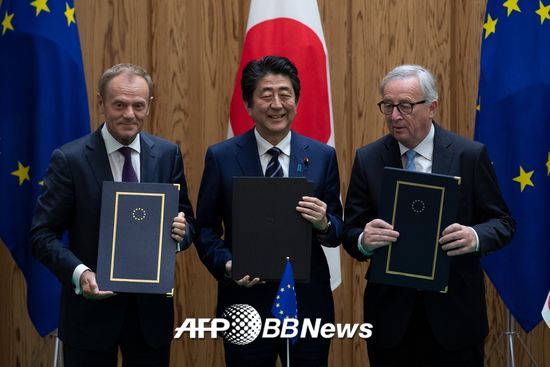 유럽연합(EU)과 일본은 지난 7월 17일 경제동반자협정 체결에 합의했다. 사진은 합의문을 들고 카메라 앞에서 포즈를 취하는 아베 신조 총리(가운데), 장-클로드 융커 EU 집행위원장(오른쪽), 도널드 터스크 EU 정상회의 상임의장. /AFPBBNews=뉴스1