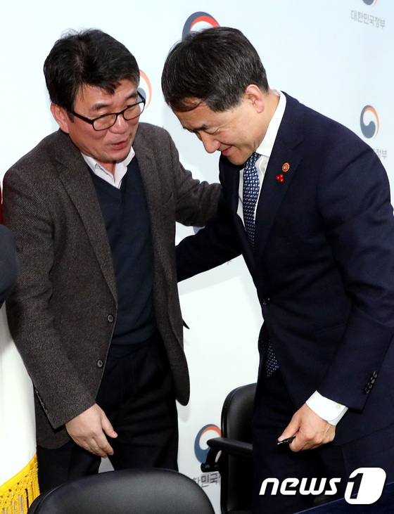 [사진]발표 마친 박능후 장관과 류근혁 연금정책국장