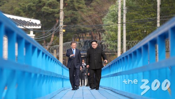  문재인 대통령과 김정은 국무위원장이 ‘도보다리’를 걸으며 담소를 나누고 있다. 2018.4.27/뉴스1  