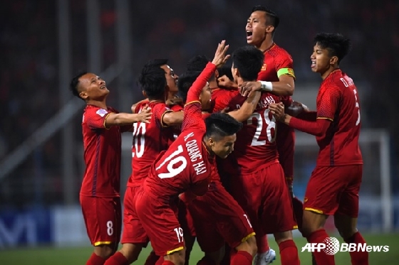 베트남이 15일 오후 9시30분(이하 한국시간) 베트남 하노이의 미딘 스타디움에서 말레이시아와 2018 AFF 스즈키컵 결승 2차전을 치러 1-0으로 승리, 10년만의 우승을 차지했다. 전반 6분 응우옌아인득의 결승골이 터진 뒤 기뻐하는 선수들./AFPBBNews=뉴스1