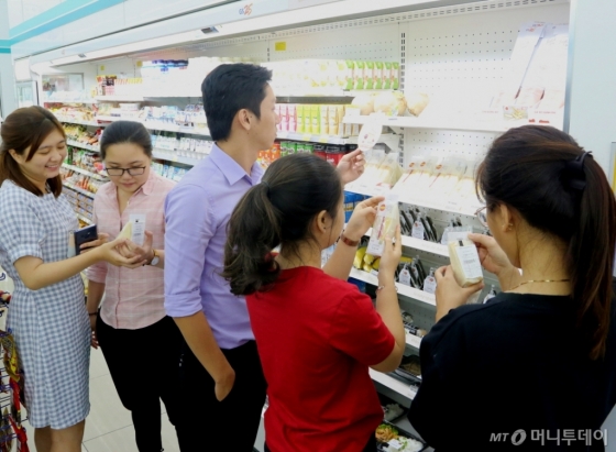 GS25베트남 호치민의 한 매장에서 고객들이 아이돌 샌드위치를 살펴보고 있다/사진=GS25