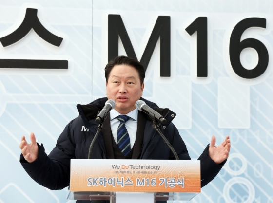 최태원 SK그룹 회장이 19일 SK하이닉스 경기 이천 M16 기공식에서 격려사를 하고 있다. /사진제공=SK하이닉스