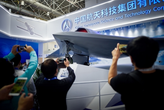 지난달 6일(현지시간) 중국 주하이시에서 개최된 에어쇼 차이나에 전시된 중국 항천과기집단공사(CASC)의 무인 스텔스기 'CH-7 HALE' 모델의 모습/AFPBBNews=뉴스1