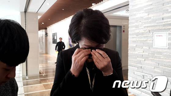 [사진] 눈물 흘리는 유은혜 장관