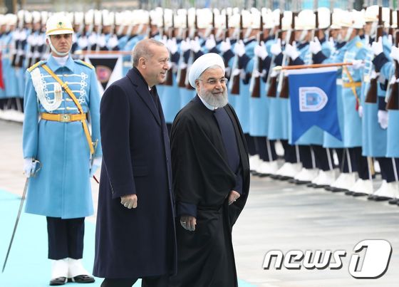 [사진] 이란 대통령과 의장대 사열하는 터키 대통령