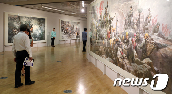 지난 9월7일부터 11월11일까지 개최된 2018 광주비엔날레에서 국립아시아문화전당 문화창조원 6관에 전시됐던 북한 미술작품들. /사진=뉴스1