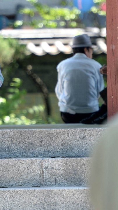 서울 종로구 탑골공원에서 한 어르신이 휴식을 취하고 있다. 사진=뉴시스