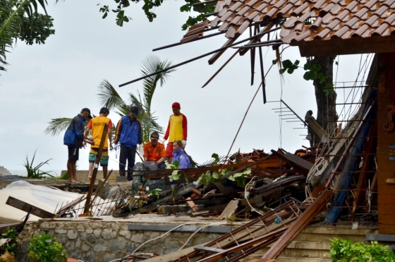 23일(현지시간) 인도네시아 재난당국이 전날 순다해협에서 발생한 쓰나미 피해를 입은 카리타 지역을 조사하고 있다. /AFPBBNews=뉴스1