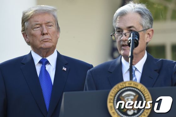 제롬 파월 연방준비제도 의장(오른쪽)을 바라보는 도널드 트럼프 미국 대통령. (자료사진) © AFP=뉴스1