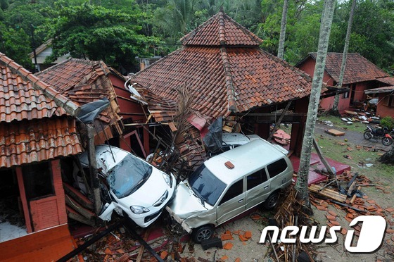 23일(현지시간) 인도네시아 안야르 지역을 덮친 쓰나미로 차량과 부서진 주택이 뒤엉킨 모습. © AFP=뉴스1