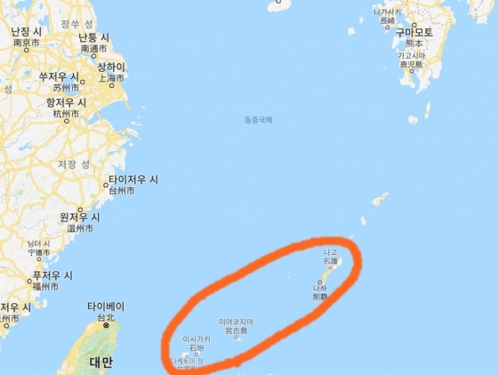 주황선 안쪽이 오키나와현 지역이다. 일본 본토는 오키나와의 북동쪽 그리고 대만은 오키나와 남단의 서쪽에 자리한다. /사진=구글맵