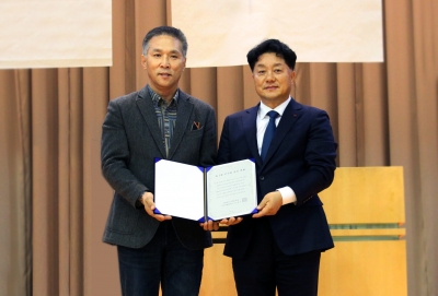 김윤수 애플라인드 대표(왼쪽)과 홍희성 안산시유도회장이 후원물품 전달식을 마치고 기념사진을 촬영하고 있다/사진제공=애플라인드
