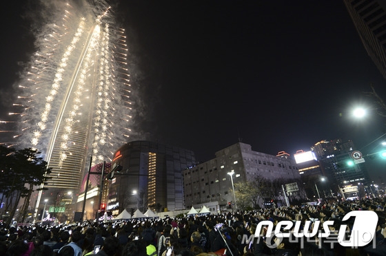 지난해 4월 2일 오후 롯데월드타워 개장에 앞서 불꽃쇼가 펼쳐지고 있다. 2017.4.2/뉴스1 © News1 신웅수 기자
