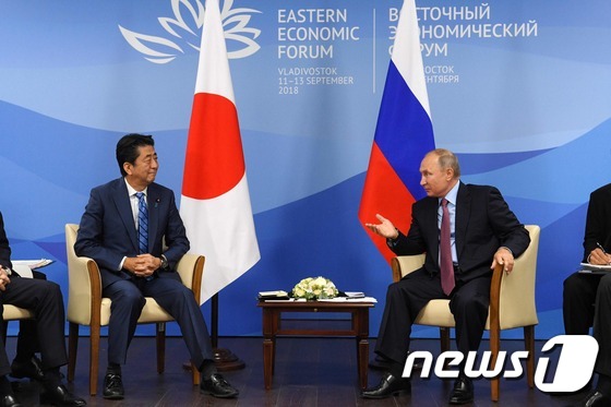 아베 신조 일본 총리와 블라디미르 푸틴 러시아 대통령 © AFP=뉴스1 © News1 우동명 기자