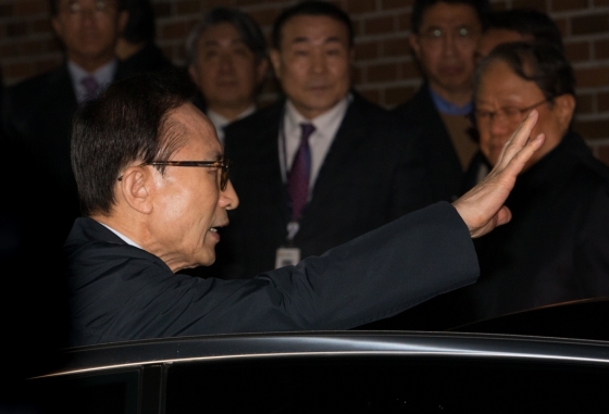 뇌물수수 등의 혐의로 구속영장이 발부된 이명박 전 대통령이 22일 밤 서울 강남구 논현동 자택을 나서 검찰 차량에 오르고 있다./사진=뉴스1