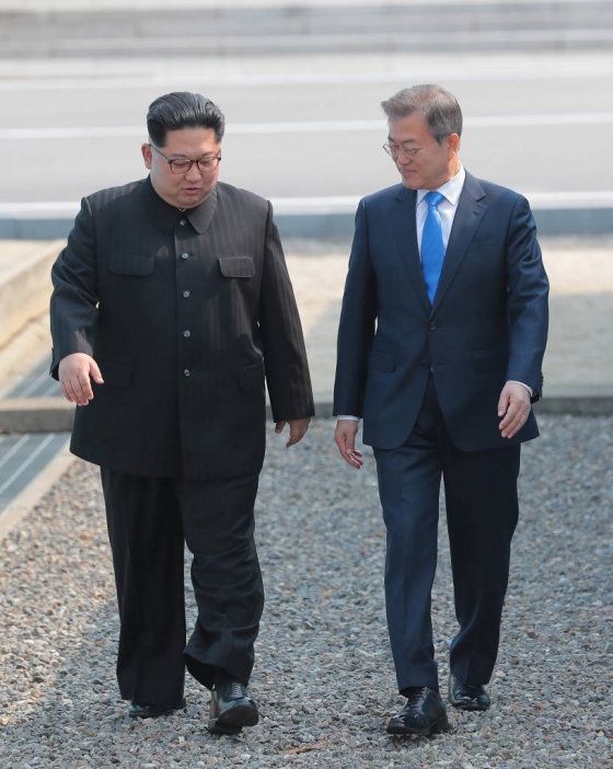 2018 남북정상회담이 열린 4월27일 오전 문재인 대통령과 김정은 북한 국무위원장이 판문점에서 만나 걸어내려오고 있다. /사진=뉴시스