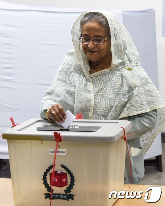 [사진] 투표하는 방글라 총리…총선 집권당 압승 전망