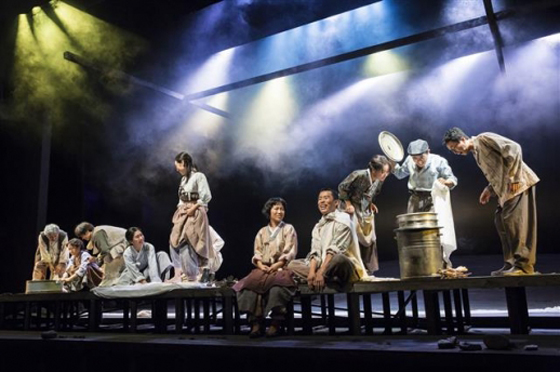 지난 2017년 국립극단에서 초연한 연극 '1945' 공연 장면. 오는 9월 국립오페라단이 연극 내용을 바탕으로 한 동명의 오페라 '1945'를 선보인다./사진제공=국립극단