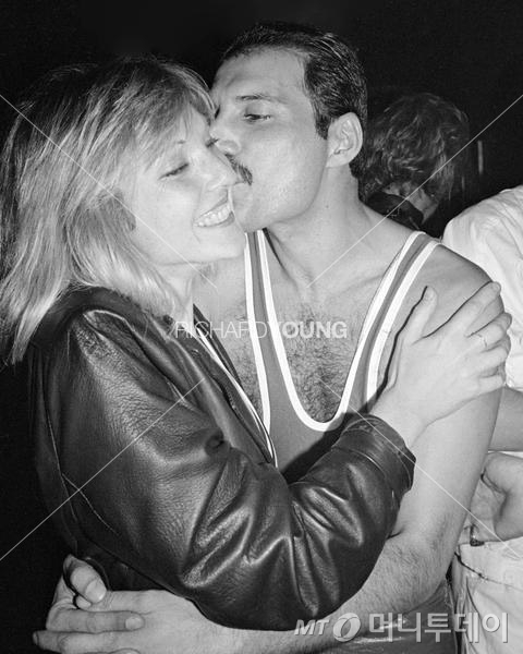 1984년 38번째 프레디 머큐리(오른쪽) 생일에서 머큐리가 연인 메리 오스틴에게 볼에 키스하는 장면. /사진제공=리차드 영<br>
