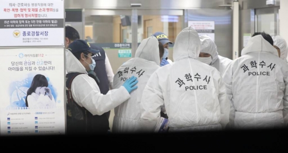 정신과 진료 상담 중이던 의사가 환자에게 흉기에 찔려 사망한 31일 오후 서울 종로구 강북삼성병원에서 경찰 과학수사대 대원들이 감식복을 입고 있다. /사진=뉴시스