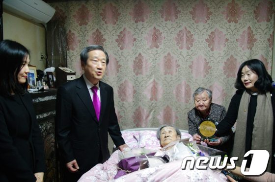 [사진] 김복동 일본 위안부 피해자 할머니 '바른 의인상' 수상