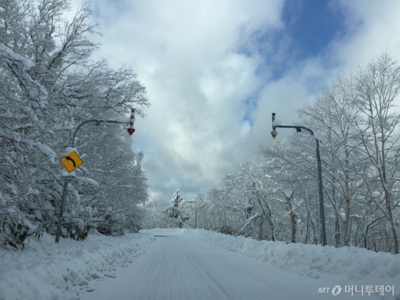 기자가 2017년 11월 말 방문한 홋카이도 노보리베츠~토야호 방향의 어느 국도. 눈이 내리지 않으면 어쩔까 걱정했던 내 맘은 기우였다. 렌트카로 이동하다가 '주행 금지' 표지판이 꽂힌 도로가 많아 정말 '죽을 뻔' 했다.