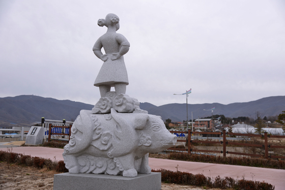 강원 양구군 해안면에 있는 돼지 전설을 소재로 한 동상. /사진제공=한국관광공사