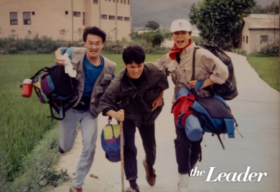 ▲ 1990년대 당시 주연으로 활동했던 SBS 드라마 ‘목소리를 낮춰요’ 중 한 장면(아래 사진 왼쪽부터) 배우 정재곤, 이일섭, 배우 김민종