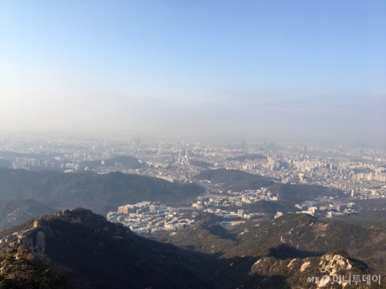 10일 오후 관악산 미세먼지관측소(해발 630m)에서 바라본 서울 전경. 상층부는 파랗지만 하층부는 미세먼지가 정체돼 있어 뿌옇다./사진=남형도 기자