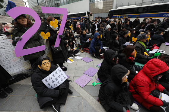 9일 오후 서울 종로구 옛 일본대사관 앞에서 열린 1369회 일본군성노예제 문제 해결을 위한 정기수요집회에서 아베 신조 일본 총리의 탈을 쓴 한 참석자가 '미안합니다'(すみません)라고 적힌 피켓을 목에 걸고 있다. /사진=뉴스1