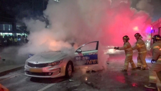 지난 9일 저녁 서울 광화문 KT 사옥 앞에서 택시기사 임모씨(65)가 자신의 택시에서 분신을 시도했다. 현장에 출동한 소방관들이 화재를 진화하고 있다. /사진=뉴스1.