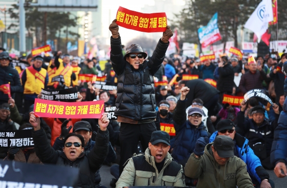 택시업계 종사자들이 지난해 12월 20일 서울 여의도 국회 앞에서 카풀 반대 집회를 진행하고 있다.