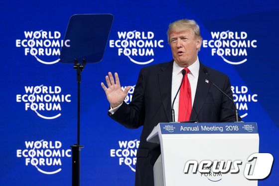 도널드 트럼프 미국 US President Donald Trump delivers a speech during the World Economic Forum (WEF) annual meeting on January 26, 2018 in Davos, eastern Switzerland. / AFP PHOTO / Fabrice COFFRINI © AFP=뉴스1