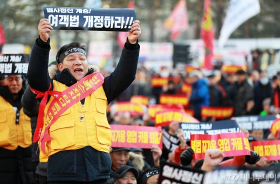 '카카오 카풀' 서비스 시행에 반대하는 전국 택시업계 노동자들이 지난달 20일 오후 서울 여의도 국회의사당 앞에서 총파업 집회를 하고 있다. / 사진=이동훈 기자