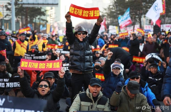 '카카오 카풀' 서비스 시행에 반대하는 전국 택시업계 노동자들이 지난달 20일 오후 서울 여의도 국회의사당 앞에서 총파업 집회를 하고 있다./사진=이동훈 기자
