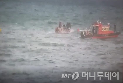 통영 낚싯배 전복으로 3명 사망…2명 실종(상보)