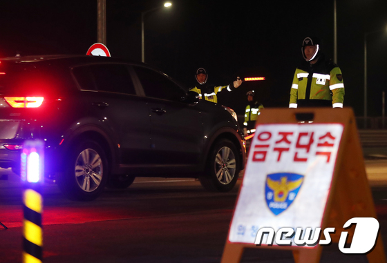 올해 4일 밤 경기도 의정부 서울외곽순환도로 호원IC 인근에서 경찰이 일제 음주단속을 하고 있다. /사진=뉴스1