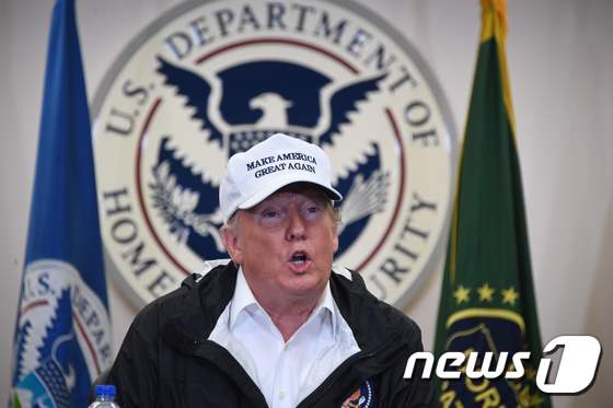 도널드 트럼프 미국 대통령이 10일(현지시간) 텍사스 주 매캘런의 멕시코 국경초소를 방문해 발언을 하고 있다. © AFP=뉴스1 © News1 우동명 기자
