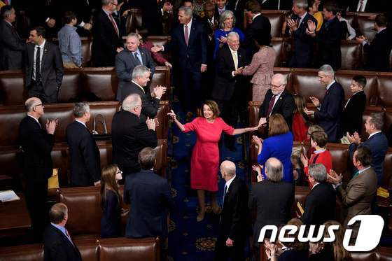 낸시 펠로시 미국 하원의장이 3일(현지시간) 워싱턴 의사당에서 하원의장에 선출된 뒤 동료의원들의 축하를 받고 있다. <자료사진> © AFP=뉴스1 © News1 우동명 기자