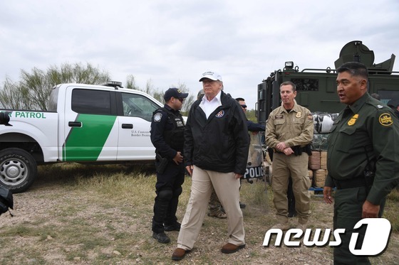 미 텍사스주 매캘런의 국경초소를 찾은 도널드 트럼프 미국 대통령의 모습(왼쪽에서 두 번째) <자료사진> ⓒAFP=뉴스1