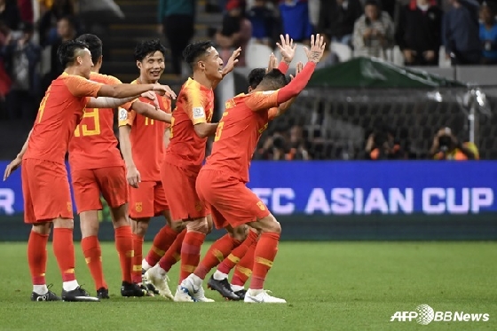필리핀전 득점 후 세리머니를 하고 있는 중국 선수들. /AFPBBNews=뉴스1<br>
<br>
