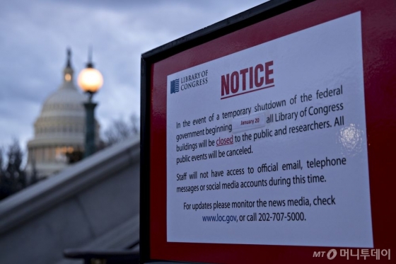 미국 워싱턴DC에 위치한 의회도서관 앞에 연방정부 셧다운(일시적 업무중지)으로 인한 폐쇄를 알리는 안내문이 걸려있는 모습.   /AFPBBNews=뉴스1