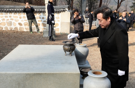 이낙연 국무총리가 12일 오전 서울 강북구 우이동 손병희 선생 묘소를 찾아 참배하고 있다. /사진=뉴스1  