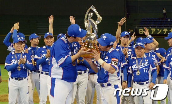 2015 세계야구소프트볼연맹(WBSC) 프리미어12에서 우승한 야구대표팀. /사진=뉴스1<br>
<br>
