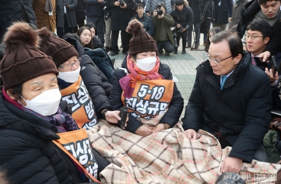 [사진]이해찬 대표, 5.18 진상규명 방해 한국당 규탄 농성장 방문