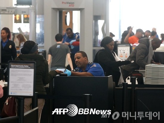 무급근무로 인해 결근자가 증가하면서 미국 공항 보안검색대 일부가 폐쇄되었다. /AFPBBNews=뉴스1