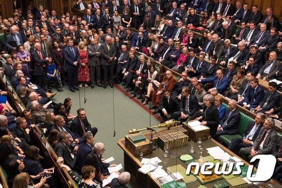 15일(현지시간) 영국 하원의원들이 브렉시트 합의안 승인투표를 마친 뒤 토론을 벌이고 있다. © AFP=뉴스1