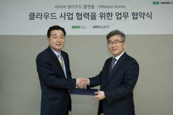 15일 김태창 NBP 본부장(왼쪽)과 전인호 VM웨어코리아 사장이 클라우드 사업 협력을 위한 업무협약 체결하고 있다. /사진=VM웨어