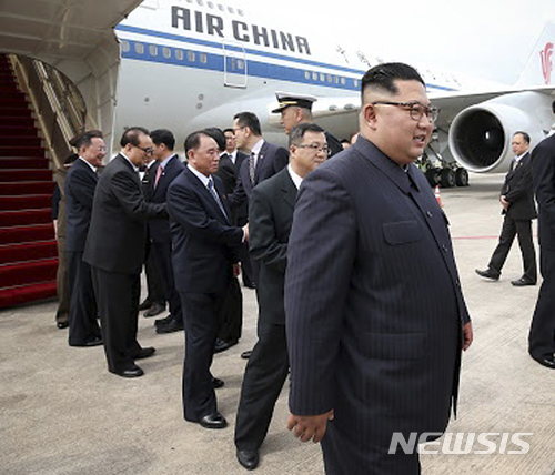 【싱가포르=AP/뉴시스】북미 정상회담을 이틀 앞둔 10일 김정은 북한 국무위원장이 싱가포르에 도착, 이동하고 있다. 2018.6.10     photo@newsis.com    